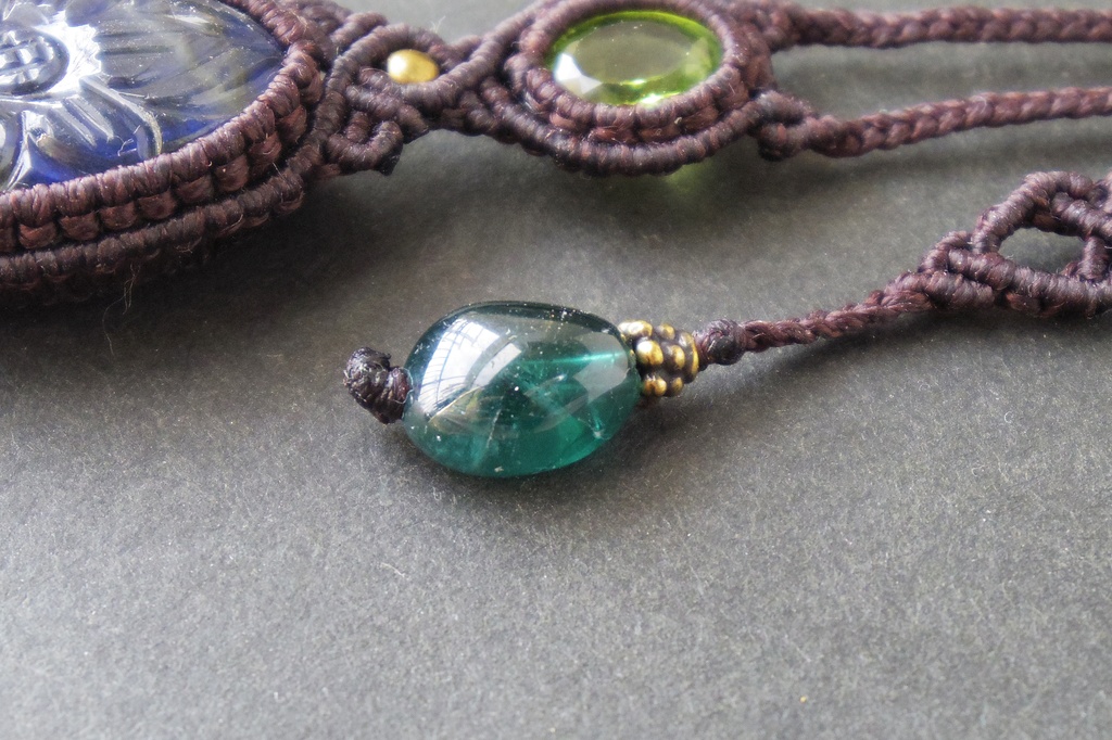 カービングラブラドライトとペリドットのマクラメネックレス 「Paliuli」