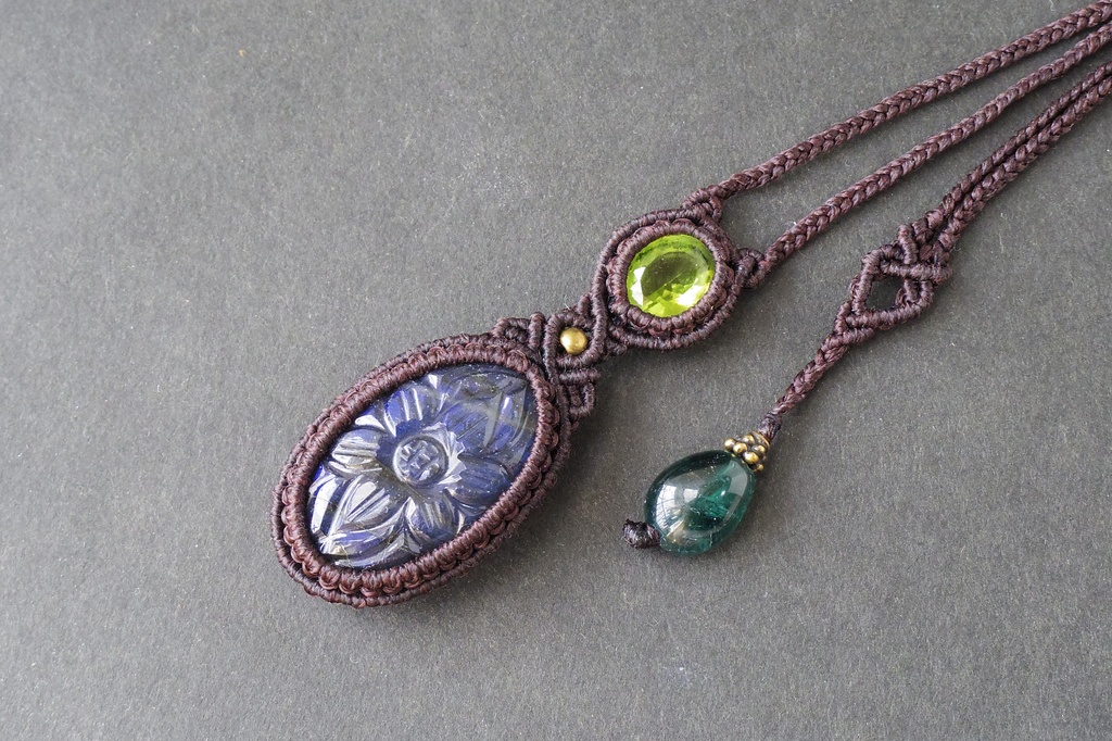 カービングラブラドライトとペリドットのマクラメネックレス 「Paliuli」