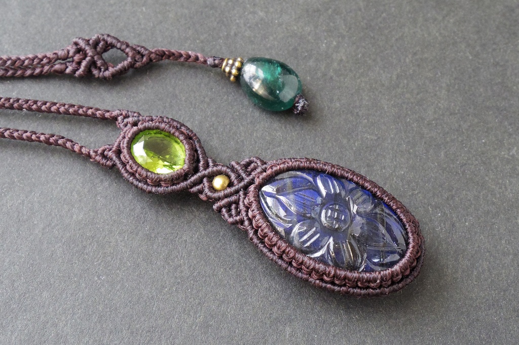 カービングラブラドライトとペリドットのマクラメネックレス 「Paliuli」