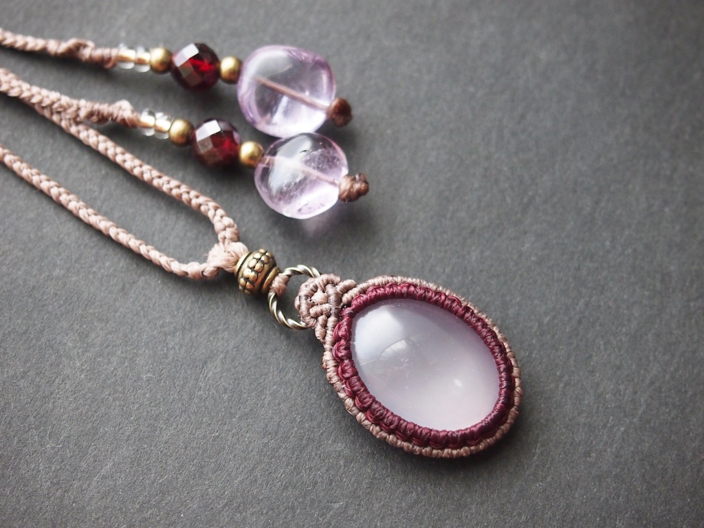 ローズクォーツとアメジストのマクラメネックレス 「睡-花影-」
