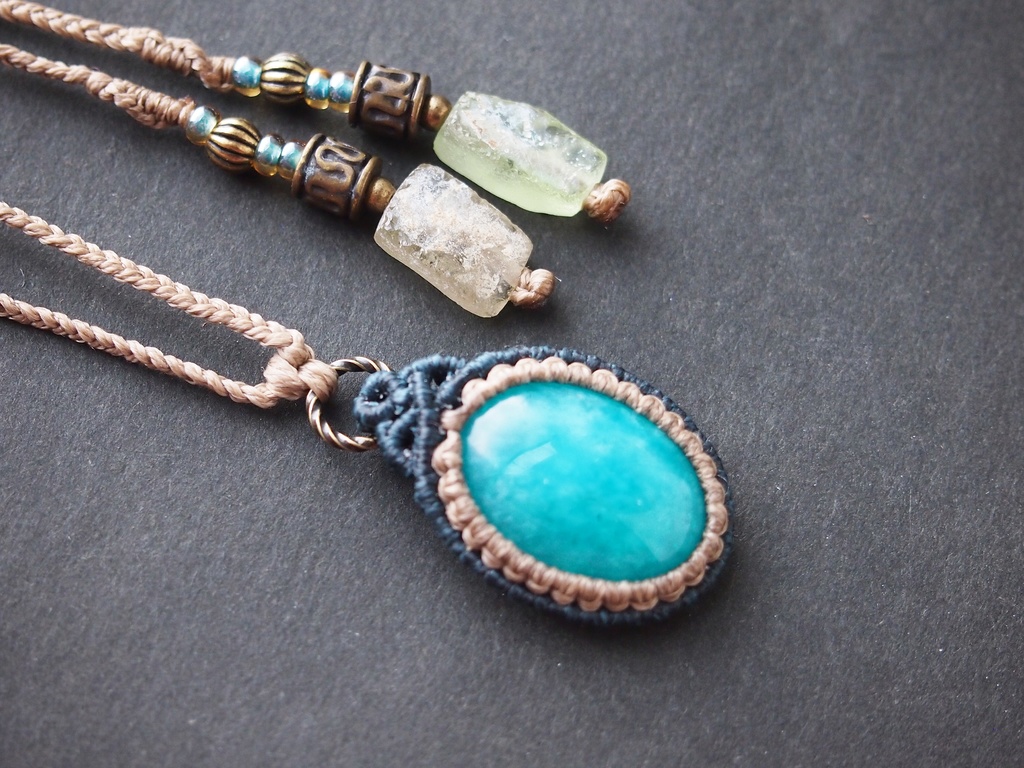 アマゾナイトとローマングラスのマクラメネックレス 「睡-氷原-」