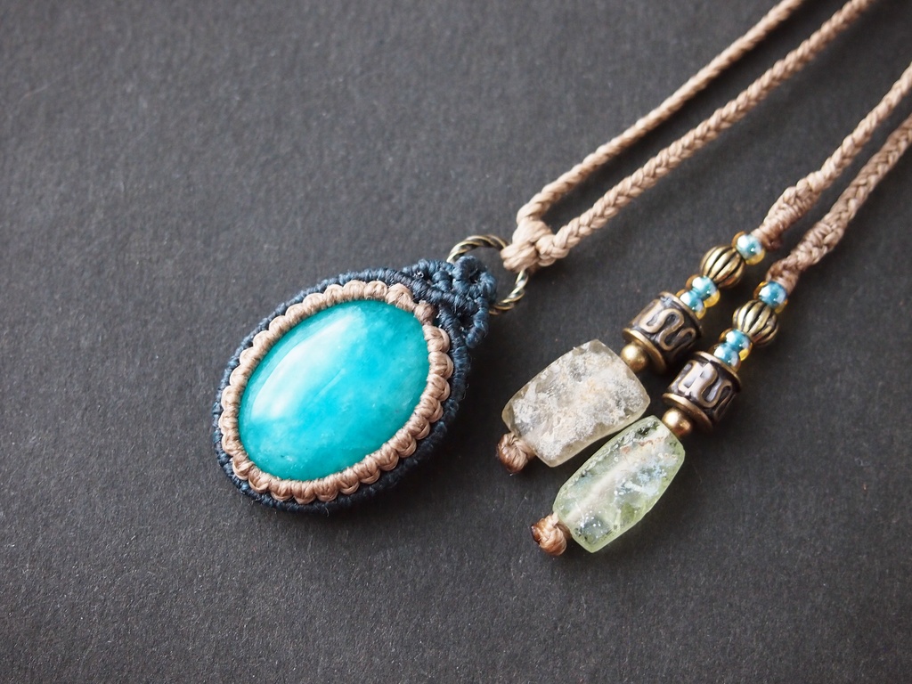 アマゾナイトとローマングラスのマクラメネックレス 「睡-氷原-」