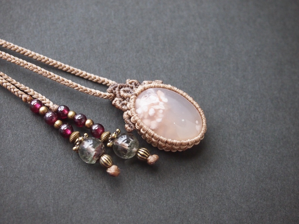 チェリーブロッサムアゲートとガーデンクォーツのマクラメネックレス 「木花咲耶」