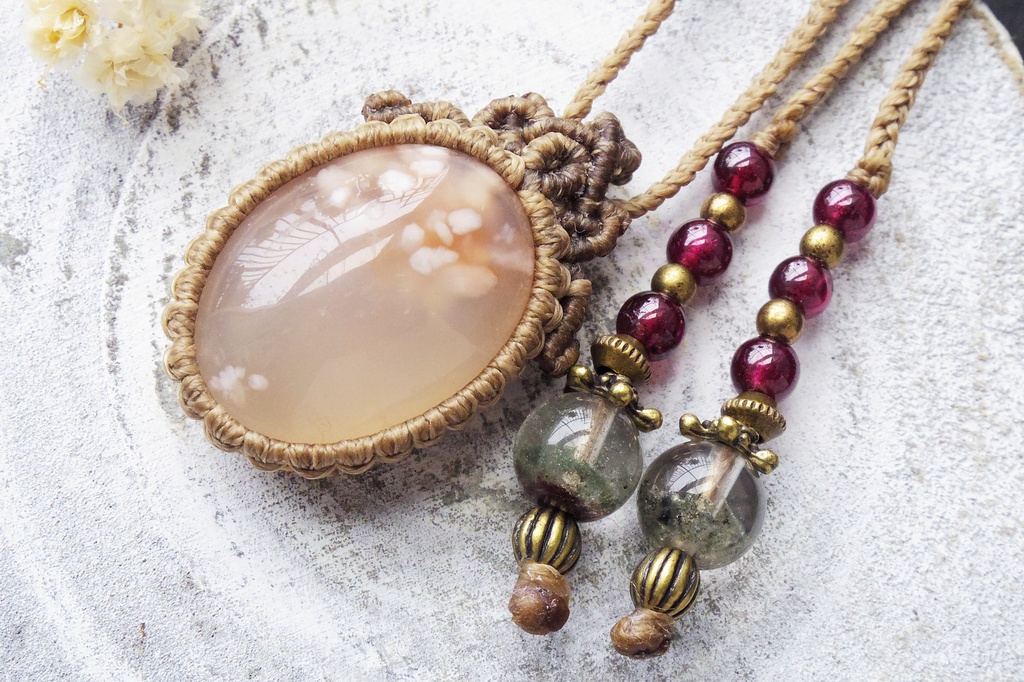 チェリーブロッサムアゲートとガーデンクォーツのマクラメネックレス 「木花咲耶」