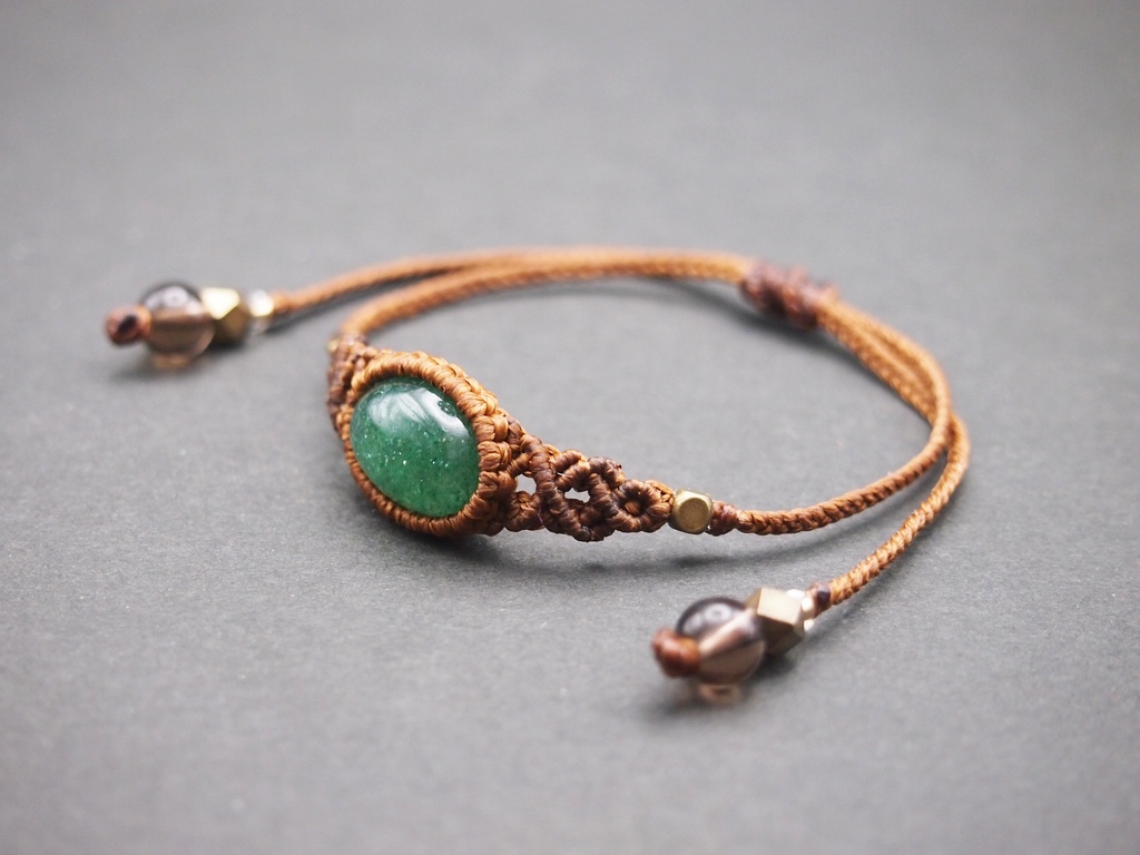 ヒマラヤアベンチュリンのマクラメブレスレット 「Billedbog uden Billeder -もみの木-」