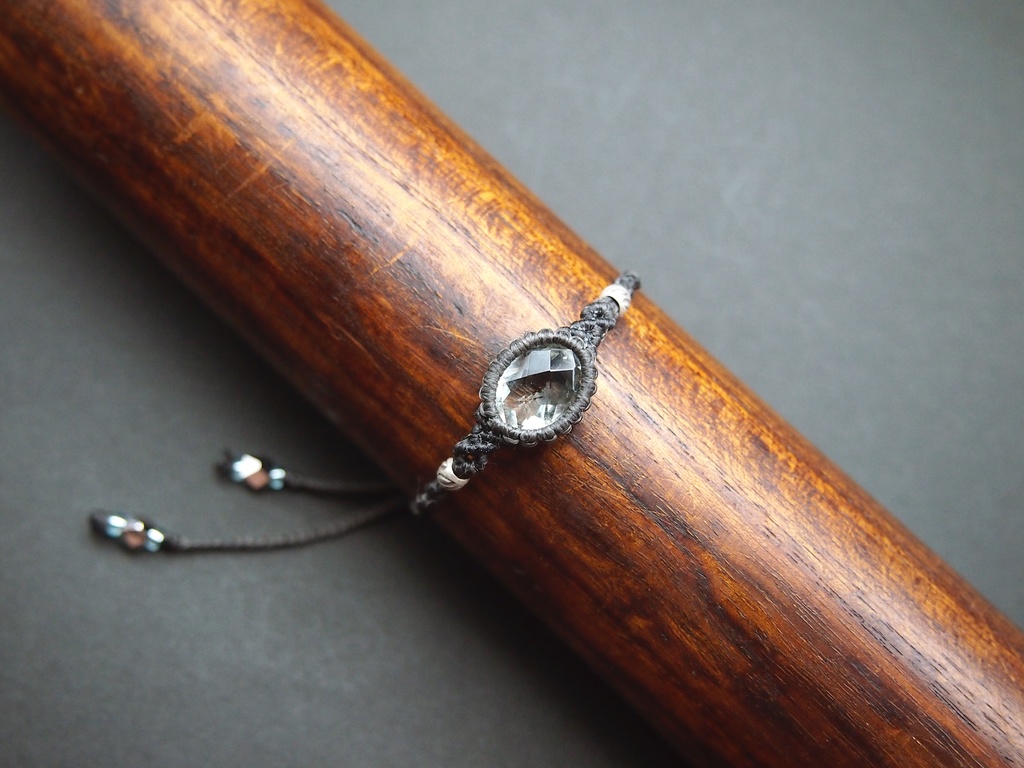 プラシオライトのマクラメブレスレット 「Billedbog uden Billeder -雪の女王-」