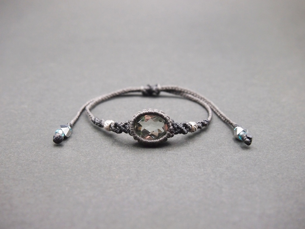 プラシオライトのマクラメブレスレット 「Billedbog uden Billeder -雪の女王-」