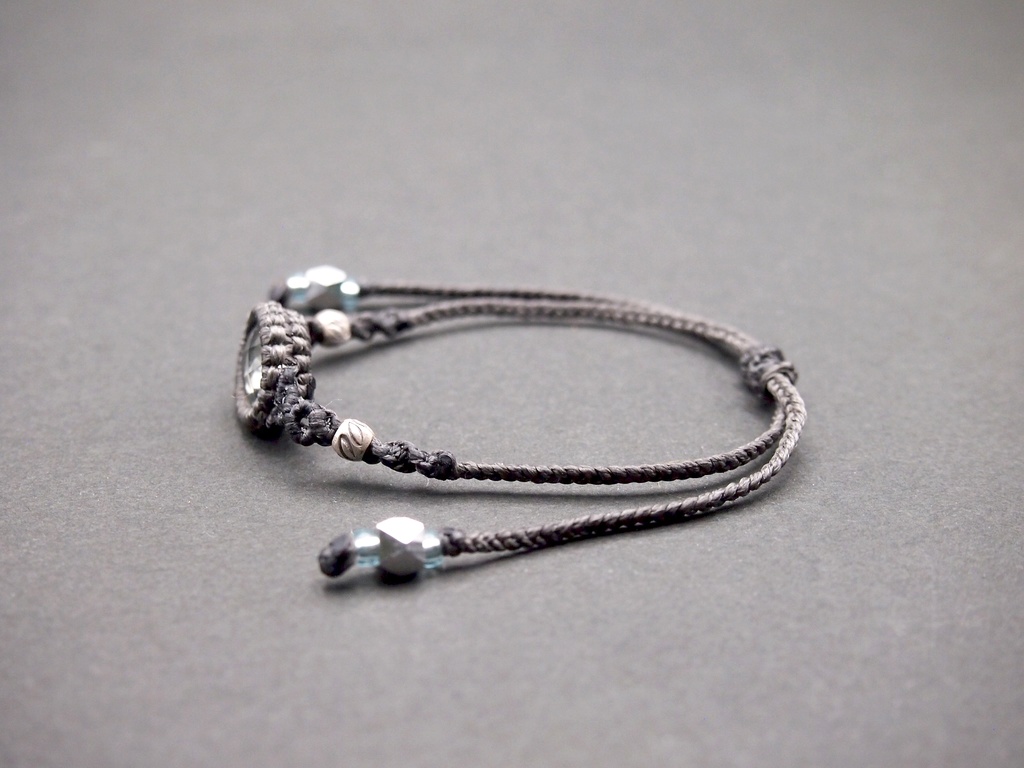 プラシオライトのマクラメブレスレット 「Billedbog uden Billeder -雪の女王-」