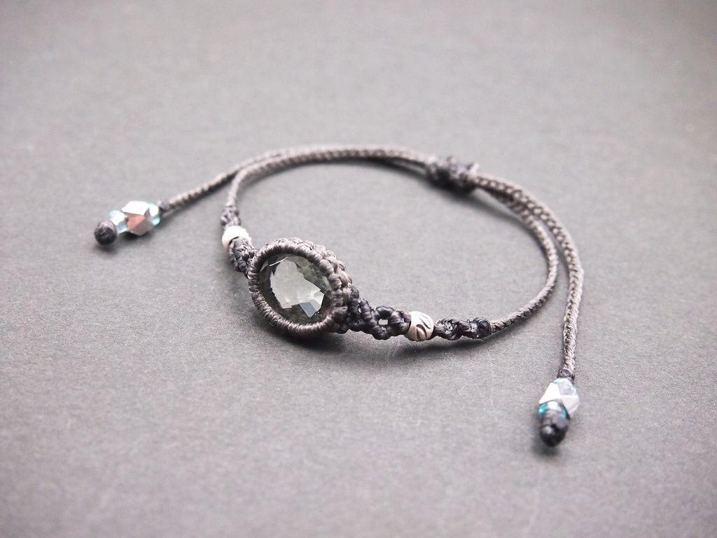 プラシオライトのマクラメブレスレット 「Billedbog uden Billeder -雪の女王-」