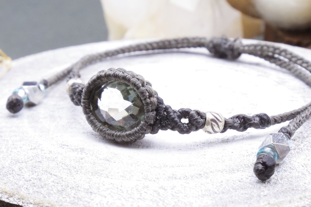 プラシオライトのマクラメブレスレット 「Billedbog uden Billeder -雪の女王-」