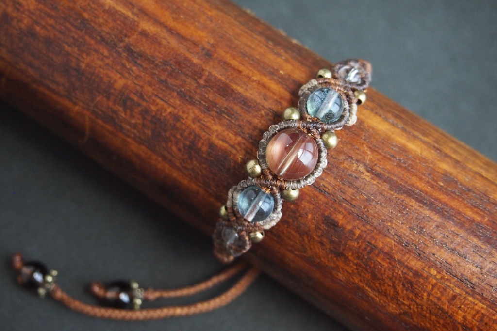 カラーチェンジアンデシンとブルーフローライトのマクラメブレスレット 「Eos(エーオース)」