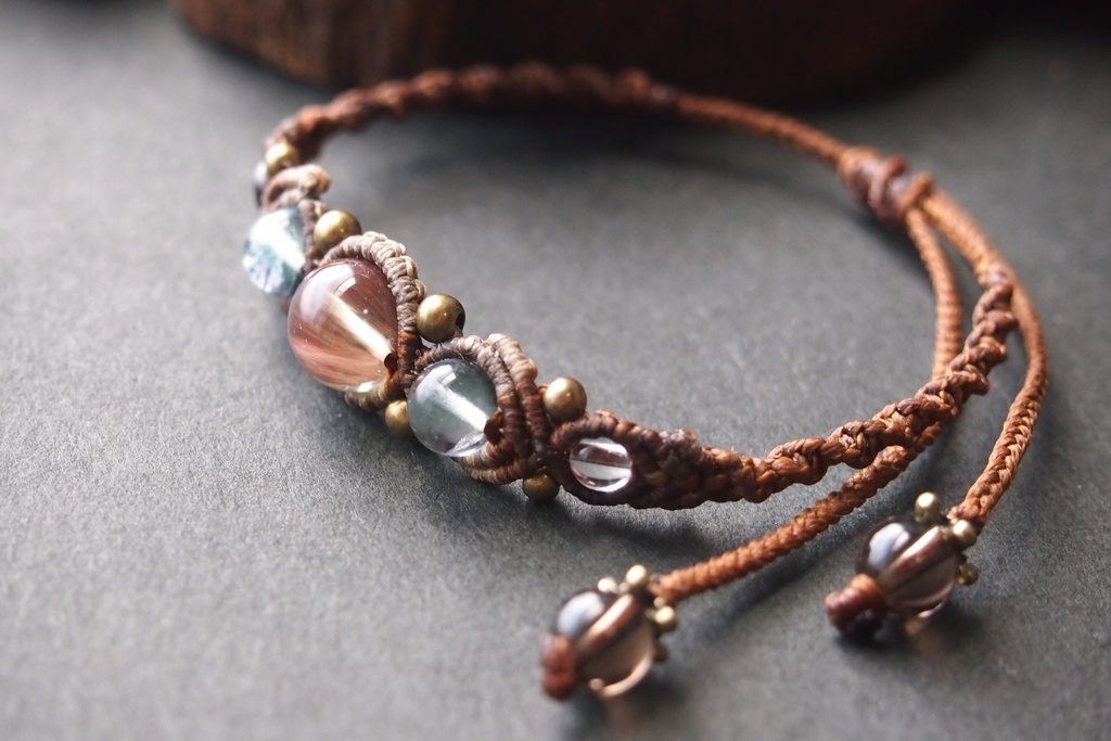カラーチェンジアンデシンとブルーフローライトのマクラメブレスレット 「Eos(エーオース)」