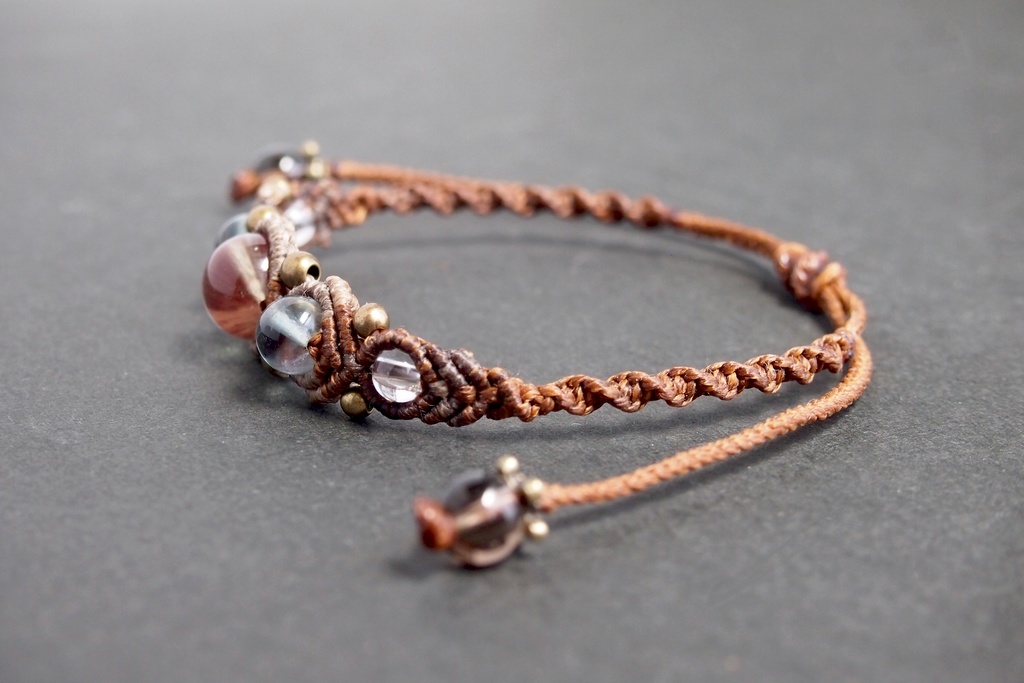 カラーチェンジアンデシンとブルーフローライトのマクラメブレスレット 「Eos(エーオース)」