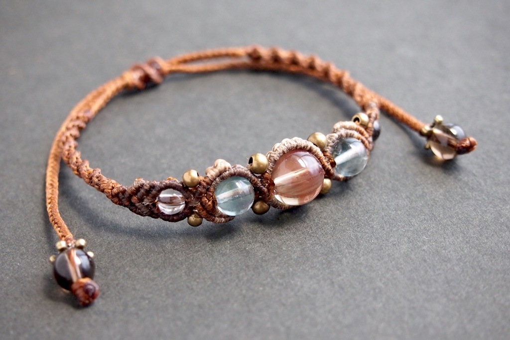 カラーチェンジアンデシンとブルーフローライトのマクラメブレスレット 「Eos(エーオース)」