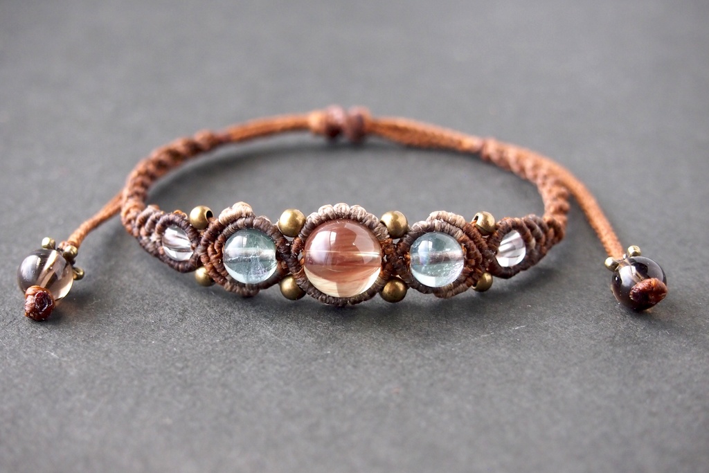 カラーチェンジアンデシンとブルーフローライトのマクラメブレスレット 「Eos(エーオース)」