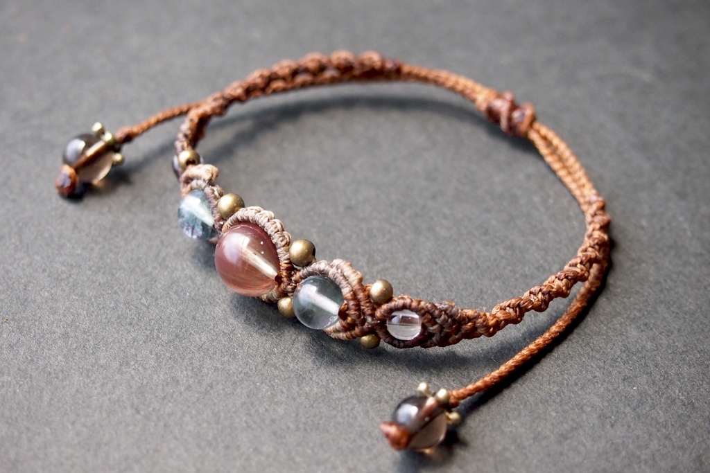 カラーチェンジアンデシンとブルーフローライトのマクラメブレスレット 「Eos(エーオース)」