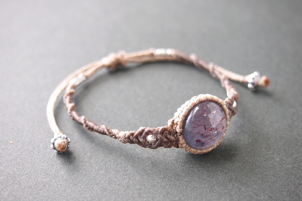 アイオライトサンストーン (ブラッドショット)のマクラメブレスレット 「Morpheus」