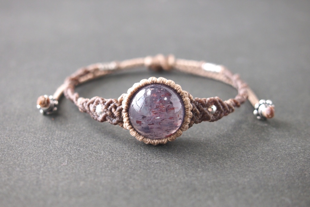 アイオライトサンストーン (ブラッドショット)のマクラメブレスレット 「Morpheus」