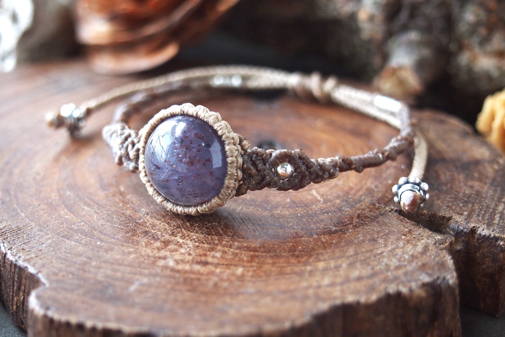 アイオライトサンストーン (ブラッドショット)のマクラメブレスレット 「Morpheus」