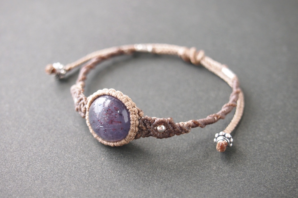 アイオライトサンストーン (ブラッドショット)のマクラメブレスレット 「Morpheus」