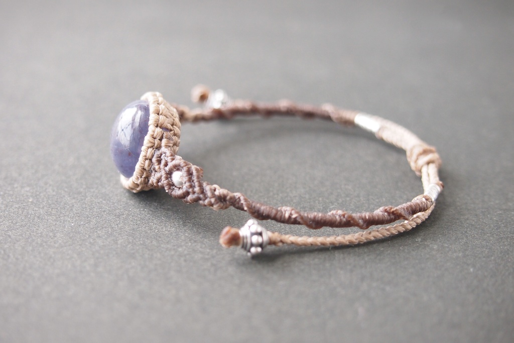 アイオライトサンストーン (ブラッドショット)のマクラメブレスレット 「Morpheus」