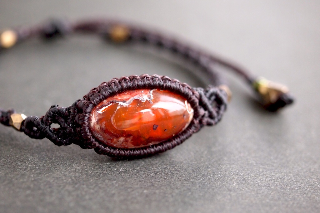 カンテラオパールのマクラメブレスレット 「Bandiagara -夕闇の谷-」