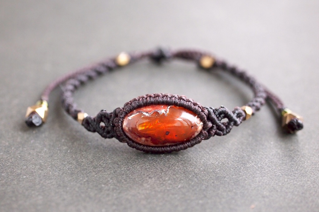 カンテラオパールのマクラメブレスレット 「Bandiagara -夕闇の谷-」