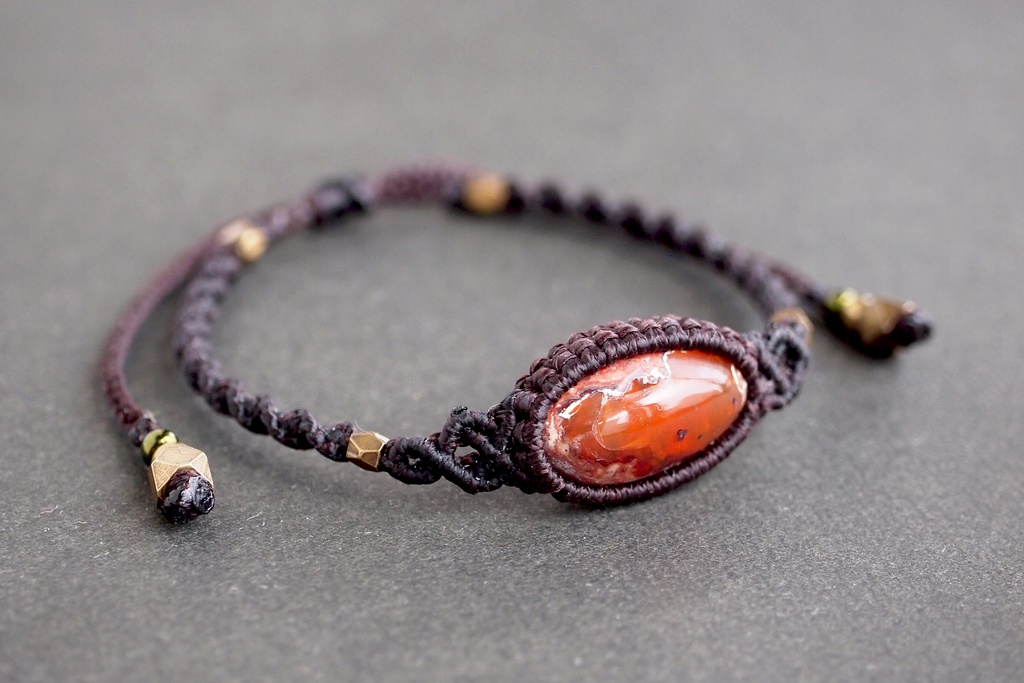 カンテラオパールのマクラメブレスレット 「Bandiagara -夕闇の谷-」