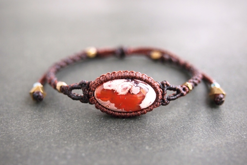 カンテラオパールのマクラメブレスレット 「Bandiagara-朝焼けの谷-」