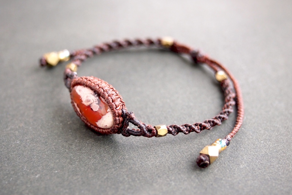 カンテラオパールのマクラメブレスレット 「Bandiagara-朝焼けの谷-」