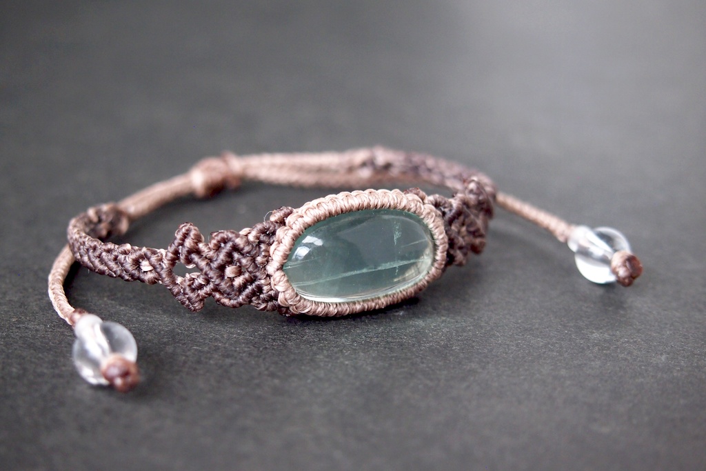 グリーンフローライトのマクラメブレスレット 「phinaamの精霊廟」