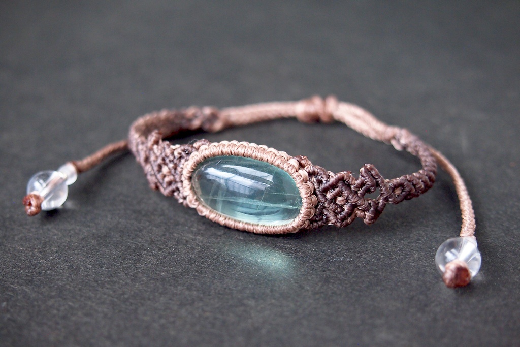 グリーンフローライトのマクラメブレスレット 「phinaamの精霊廟」