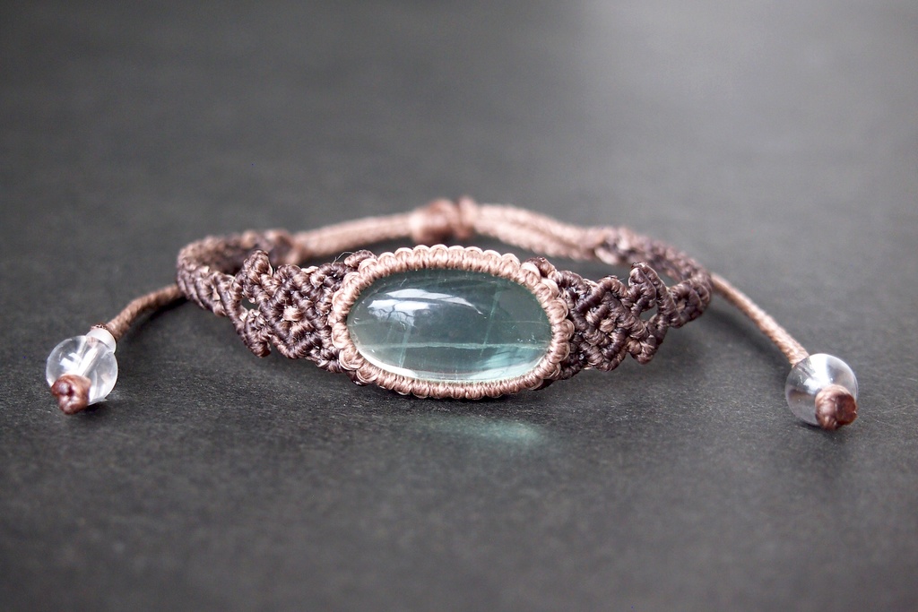 グリーンフローライトのマクラメブレスレット 「phinaamの精霊廟」