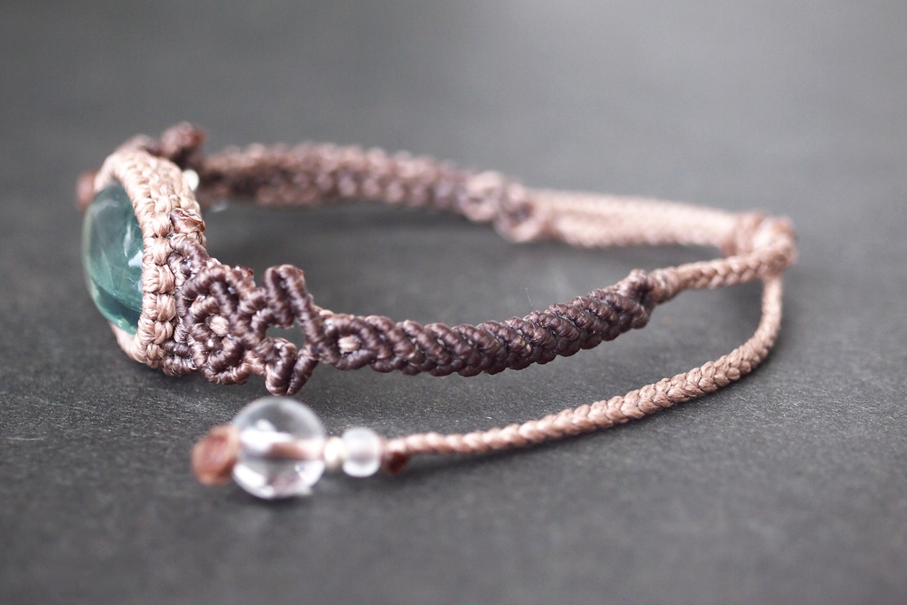 グリーンフローライトのマクラメブレスレット 「phinaamの精霊廟」