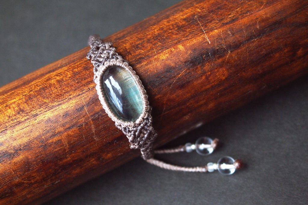 グリーンフローライトのマクラメブレスレット 「phinaamの精霊廟」