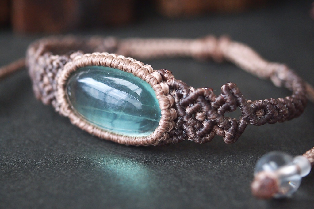 グリーンフローライトのマクラメブレスレット 「phinaamの精霊廟」