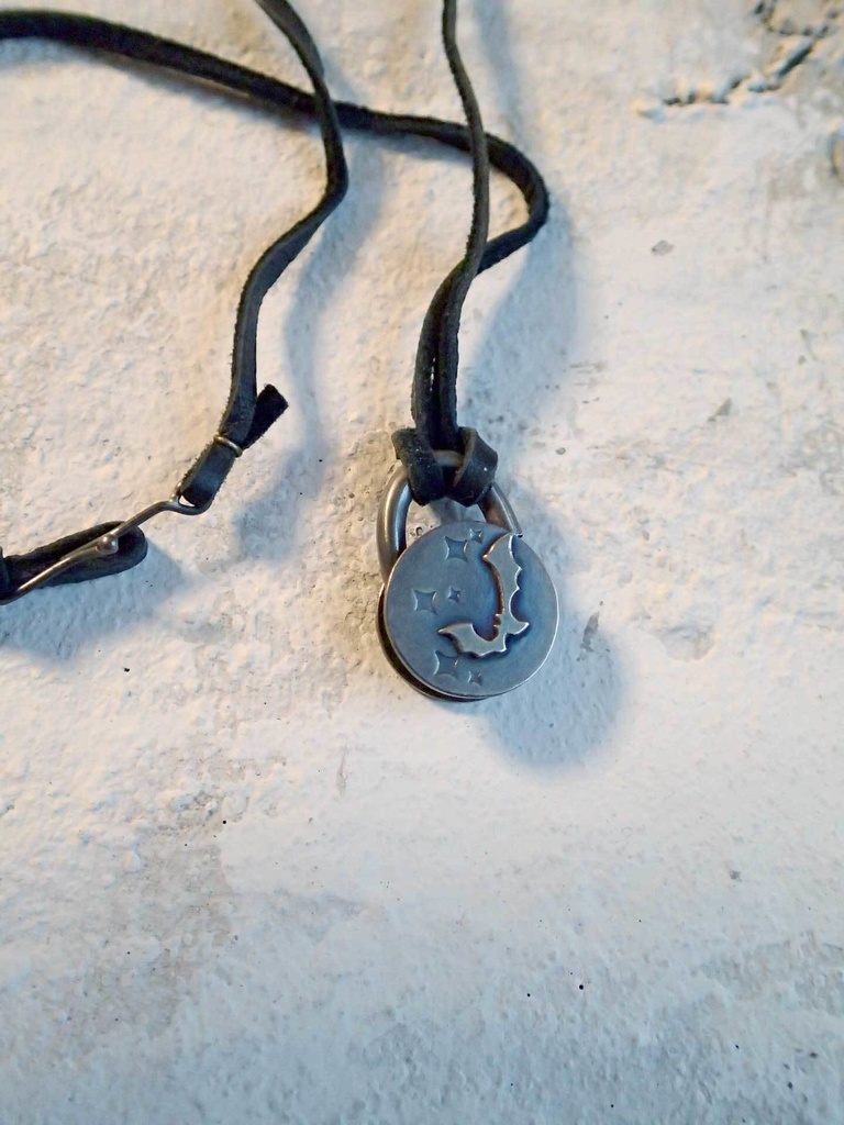 回る蝙蝠 ペンダント