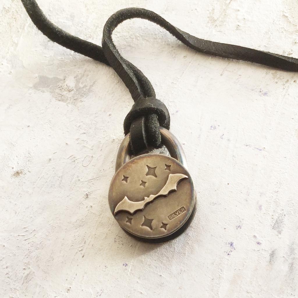 回る蝙蝠 ペンダント