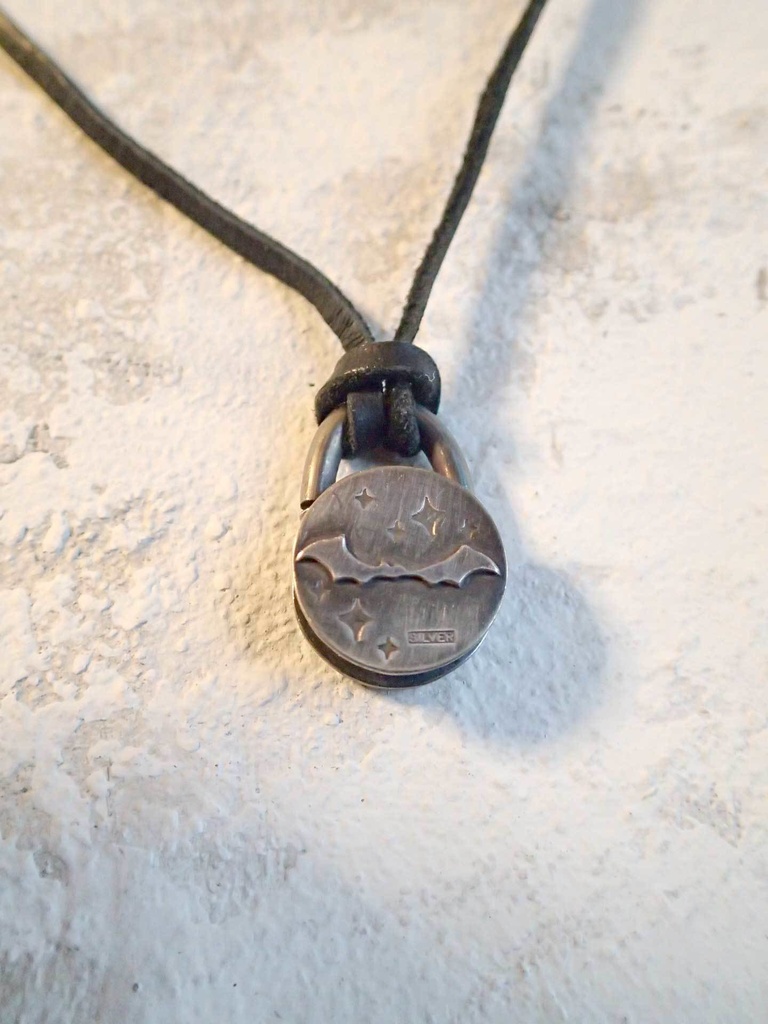 回る蝙蝠 ペンダント