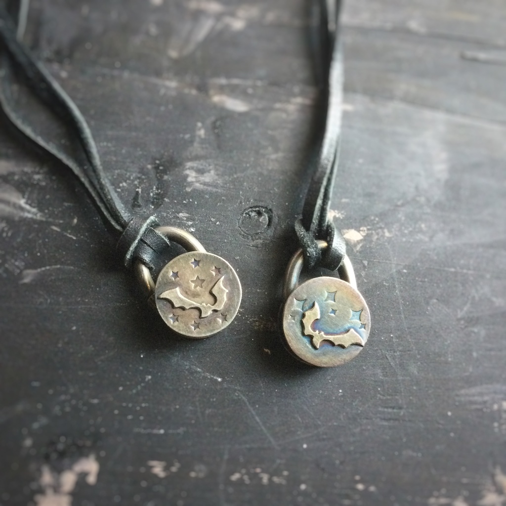 回る蝙蝠 ペンダント