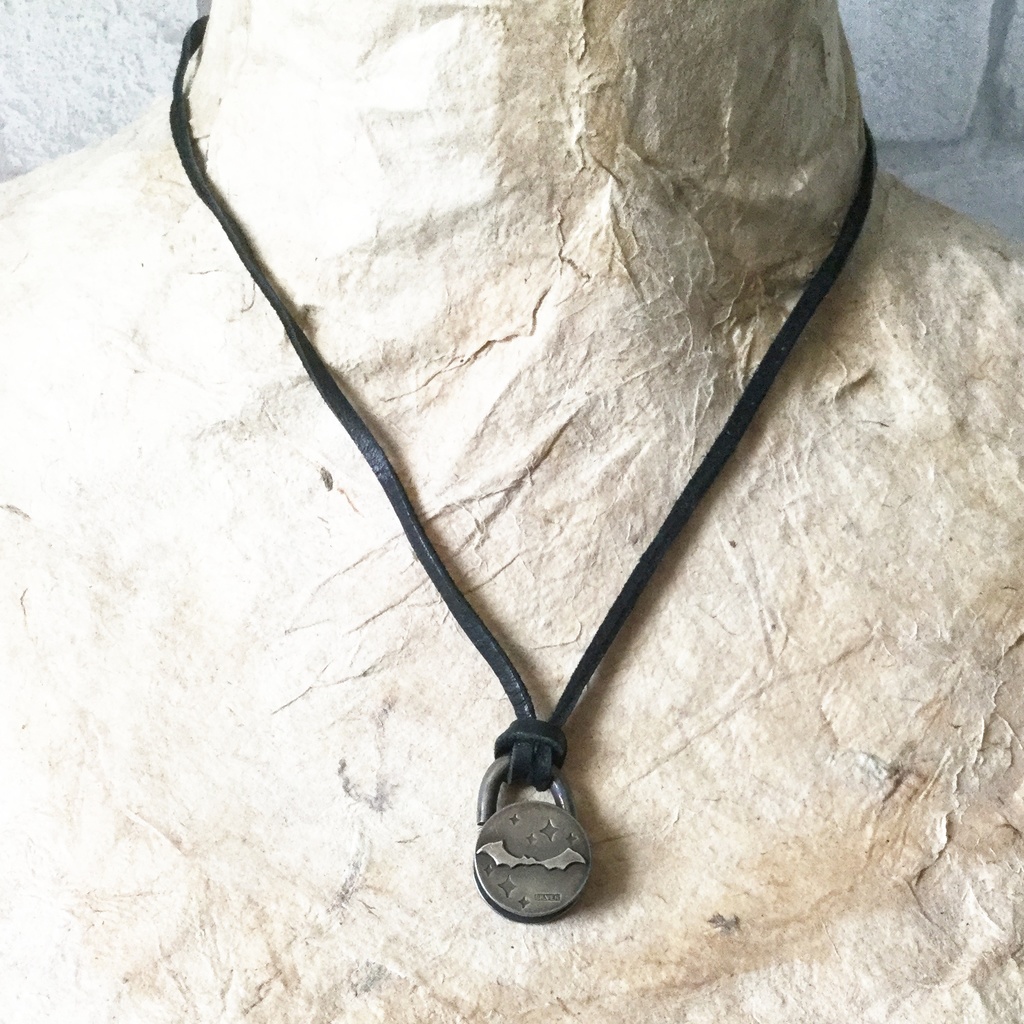 回る蝙蝠 ペンダント