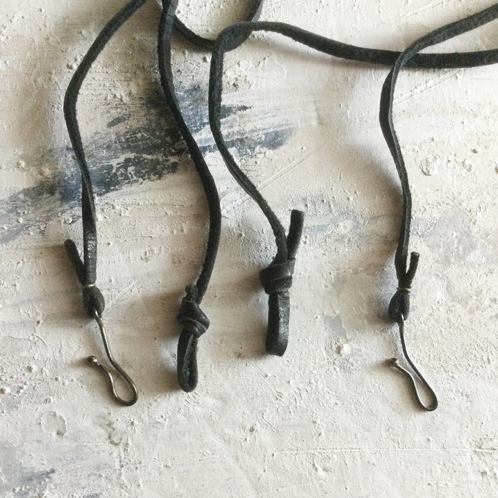 回る蝙蝠 ペンダント2