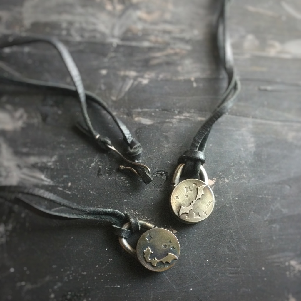 回る蝙蝠 ペンダント2