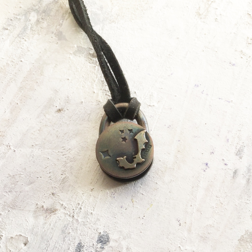 回る蝙蝠 ペンダント2