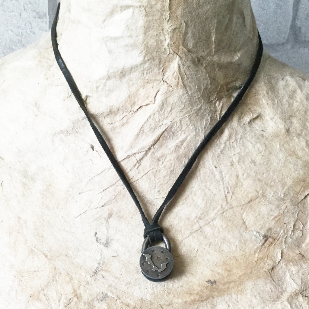 回る蝙蝠 ペンダント2