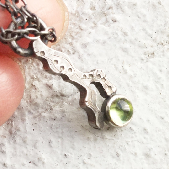 うごめきプチネックレス ペリドット