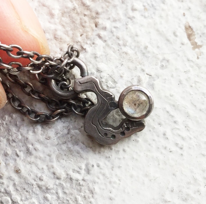 うごめきプチネックレス ラブラドライト1