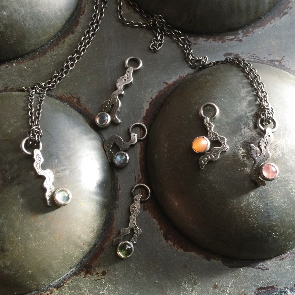 うごめきプチネックレス ラブラドライト1