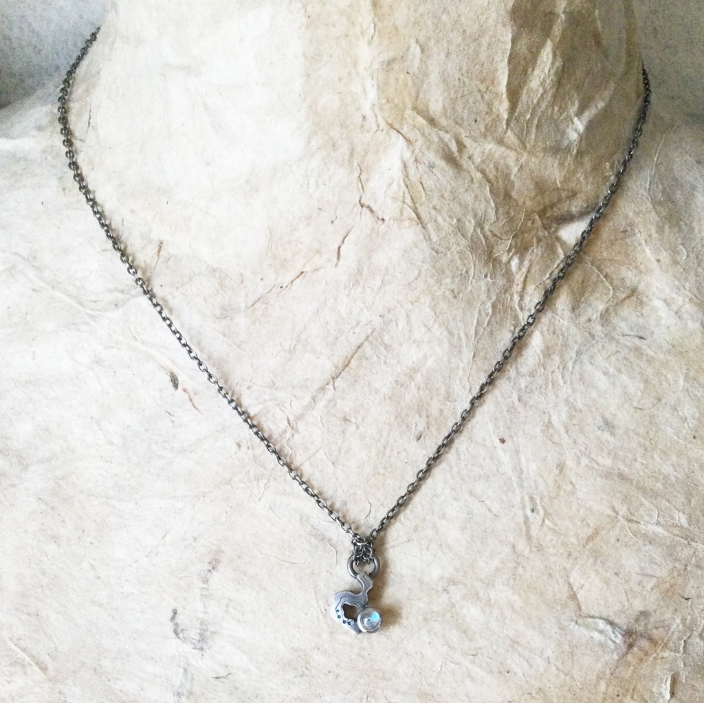 うごめきプチネックレス ラブラドライト1