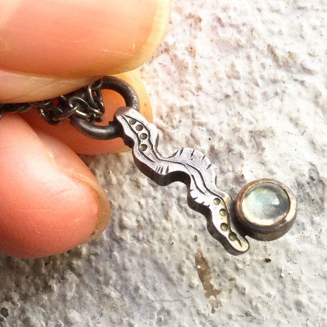 うごめきプチネックレス ラブラドライト2